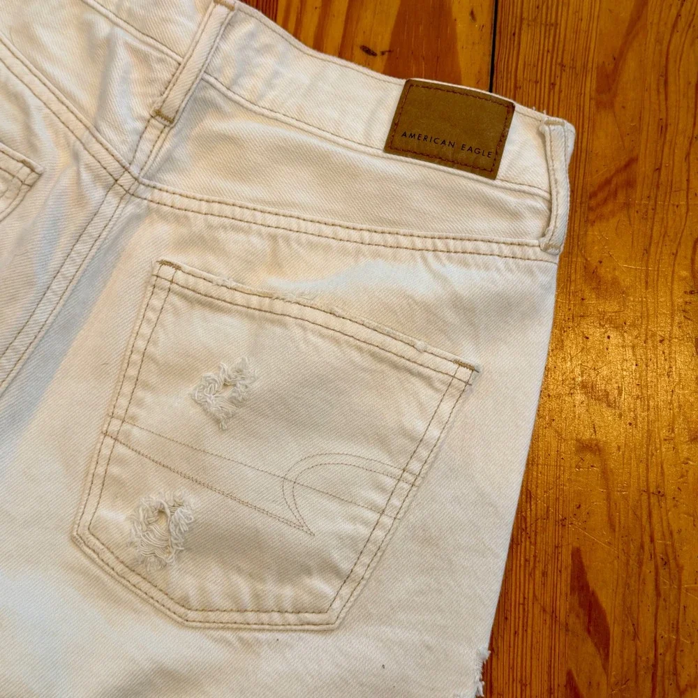 American Eagle White Distressed High Waisted Denim‎ Shorts Size 4 Raw Hem